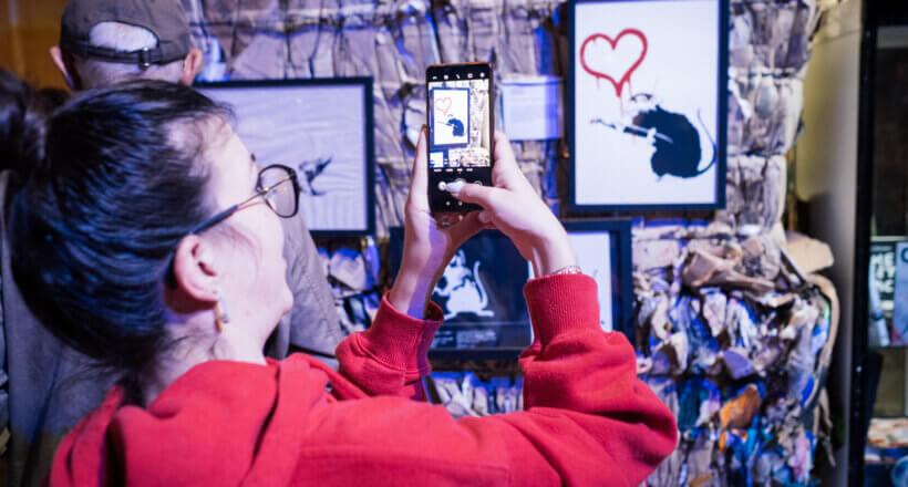 Banksy Motiv Besucherin fotografiert Kunstwerk Quelle: @HL_llumineau__ (Bergerlebnis Berchtesgaden)